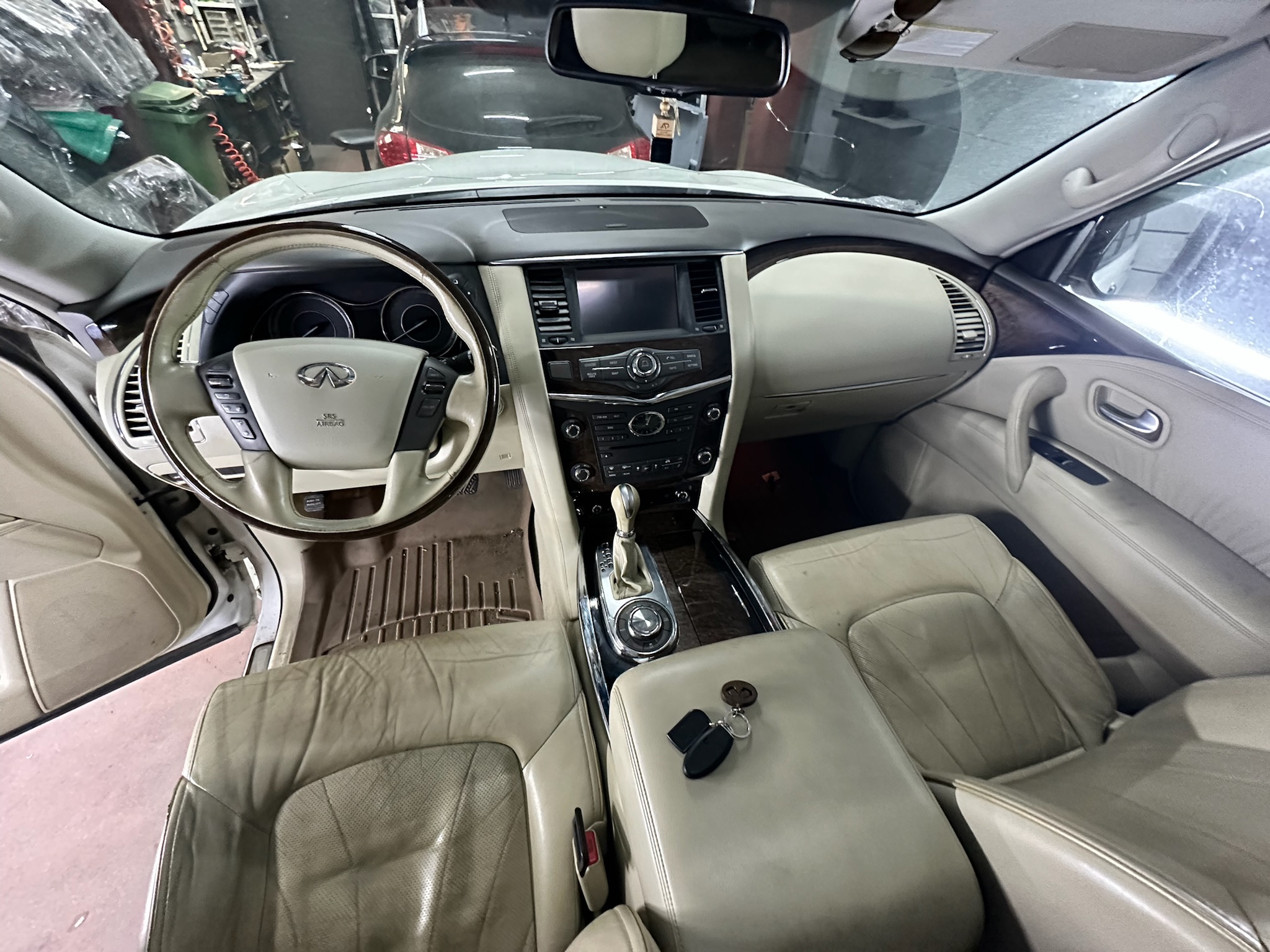Infiniti QX80 — салон восстановлен ПОСЛЕ