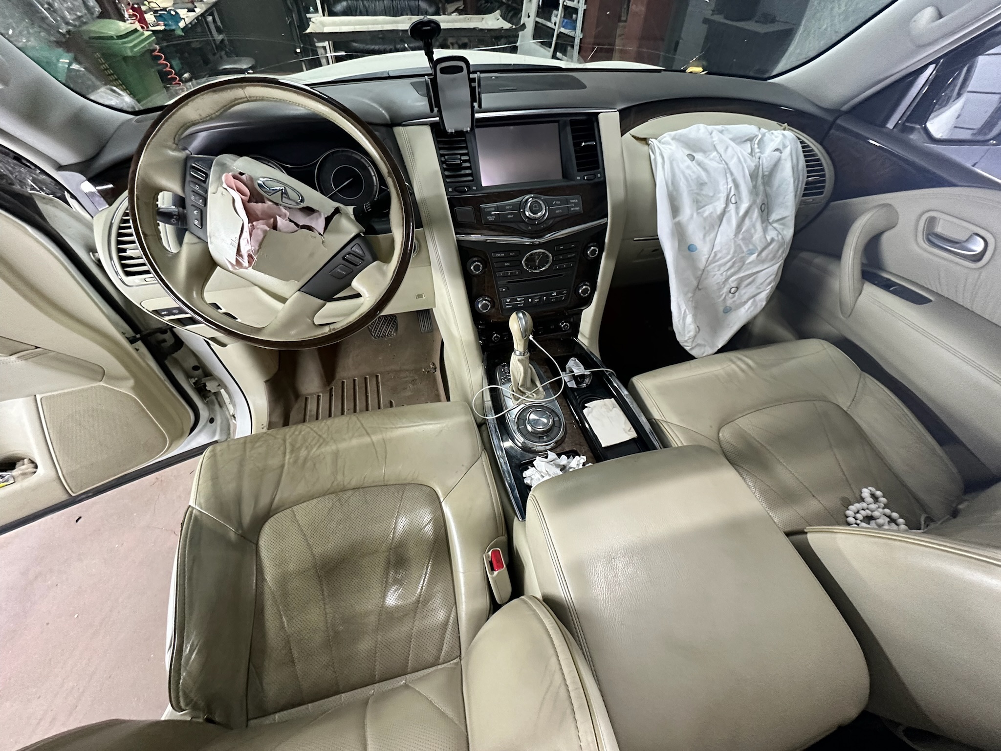 Infiniti QX80 — салон после ДТП ДО