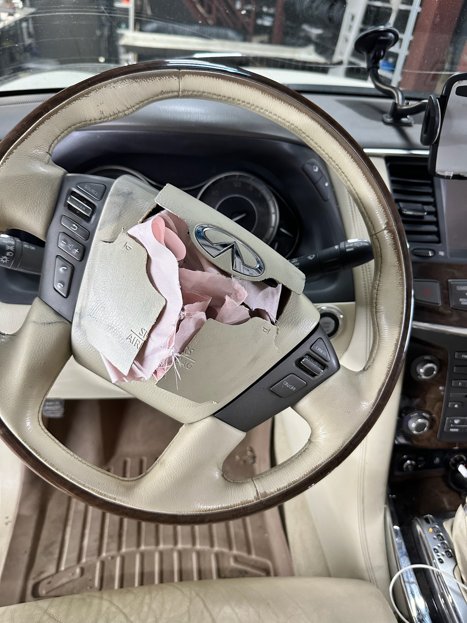 Infiniti QX80 — сработавший airbag руля ДО